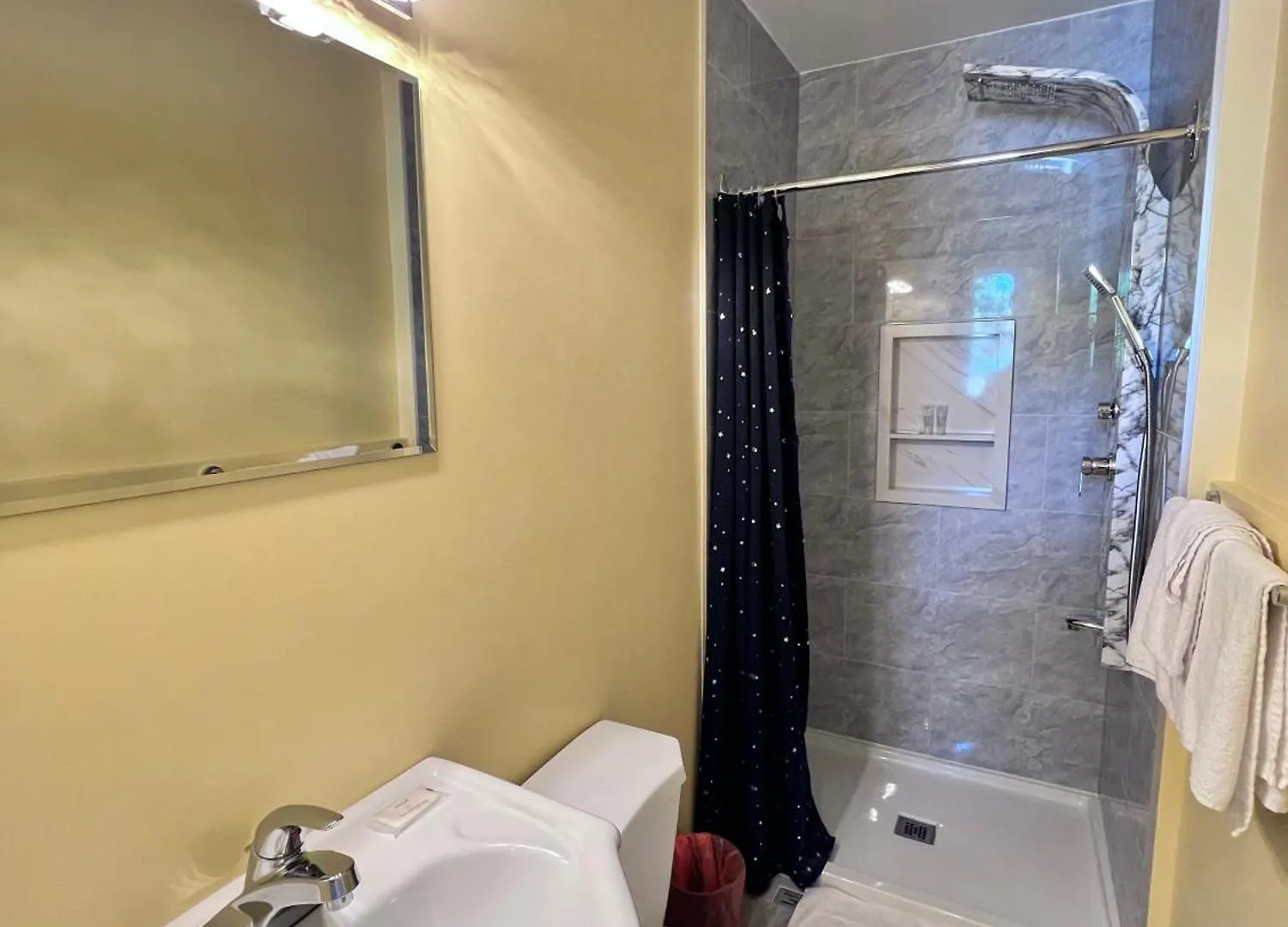 6267 Persepolis Inn Niagara Falls Canada